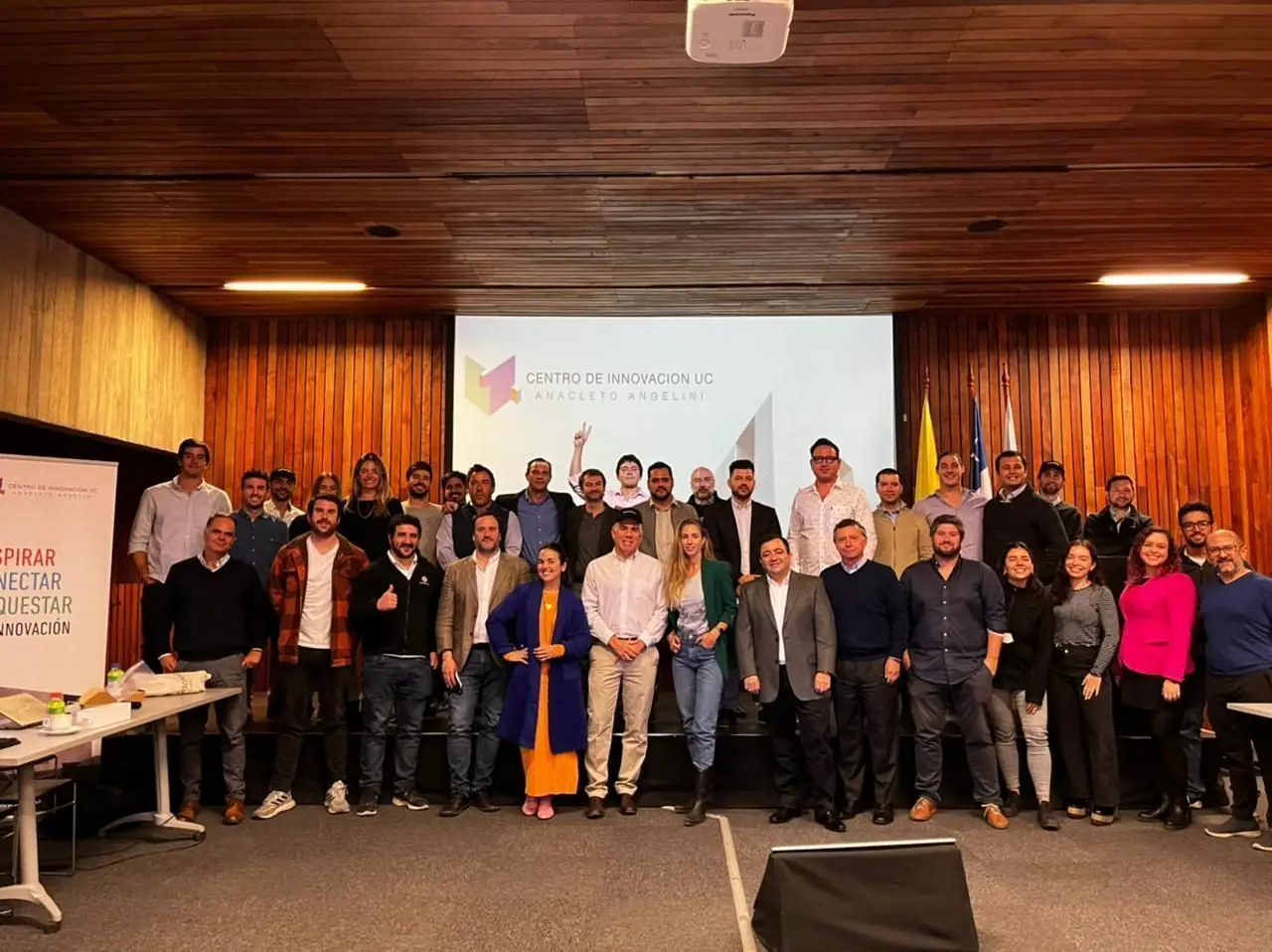 Foto de grupo de los equipos seleccionados en Discovery-A, en el Centro de Innovación UC.