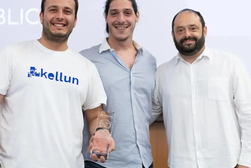 El equipo de Kellun con el trofeo de la UDD, fotografía de Tomás Ffrench-Davis.