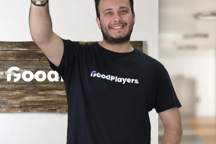 Tomás Ffrench-Davis con camiseta de GoodPlayers, con el pulgar arriba.