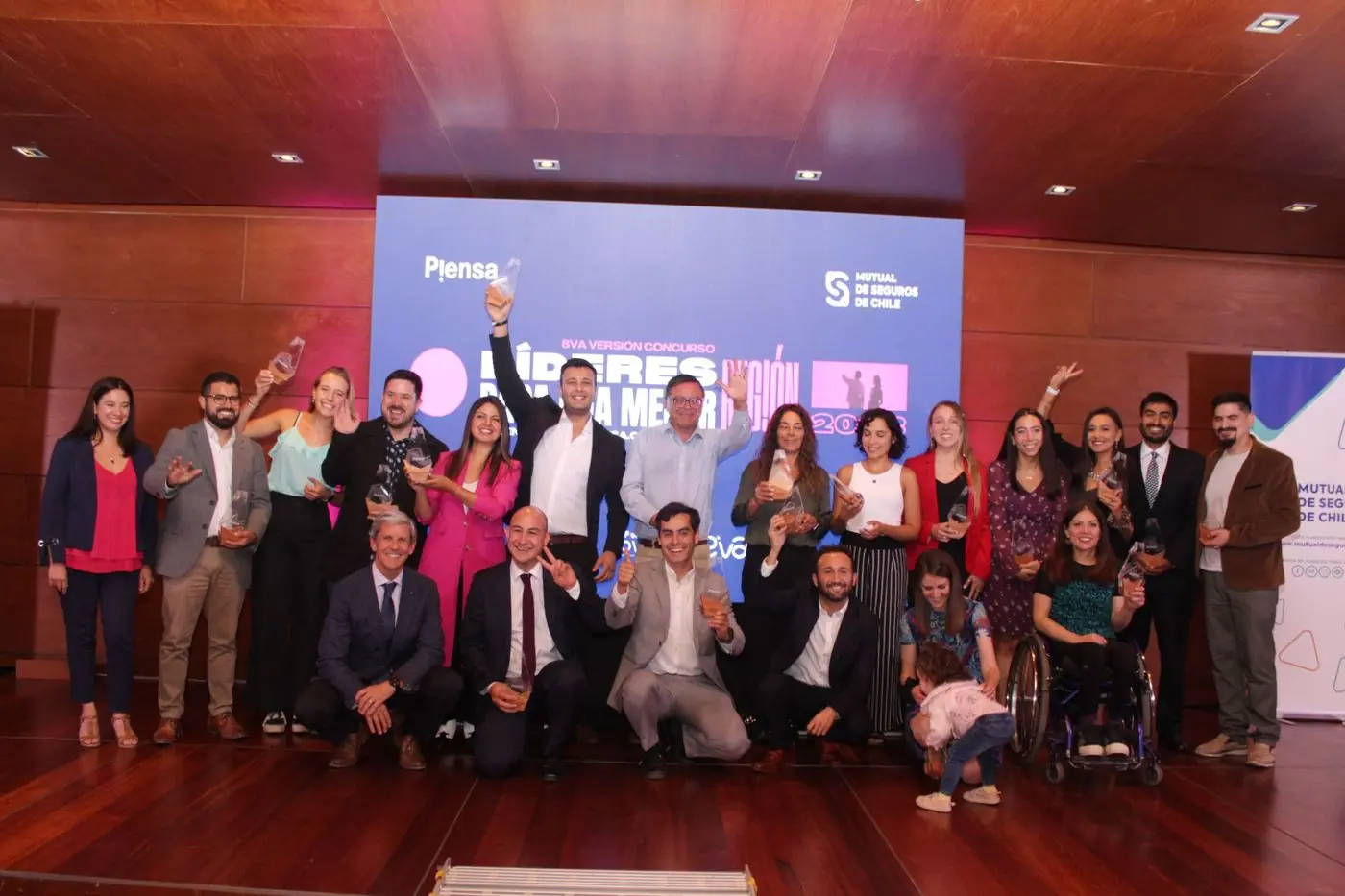 Los premiados de Jóvenes Líderes P!ensa celebrando sobre el escenario de la ceremonia.