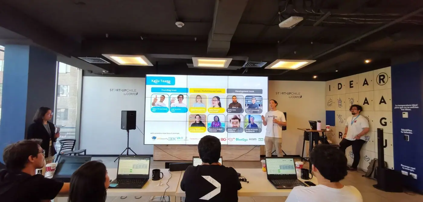 Sesión de trabajo del programa Ignite de Start-Up Chile con participantes frente a pantallas.