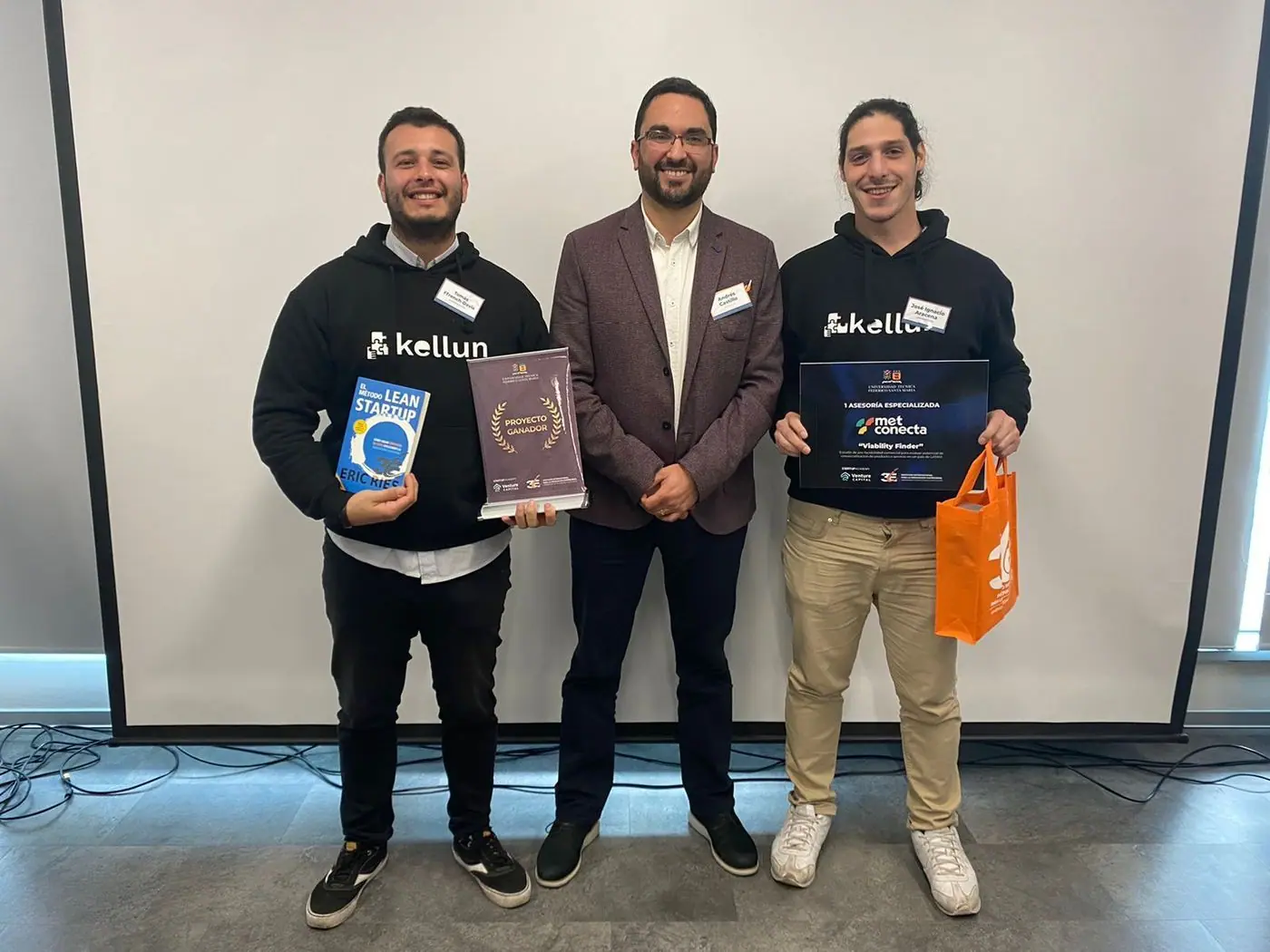 3 personas sosteniendo diplomas del programa Startup Academy de 3IE.