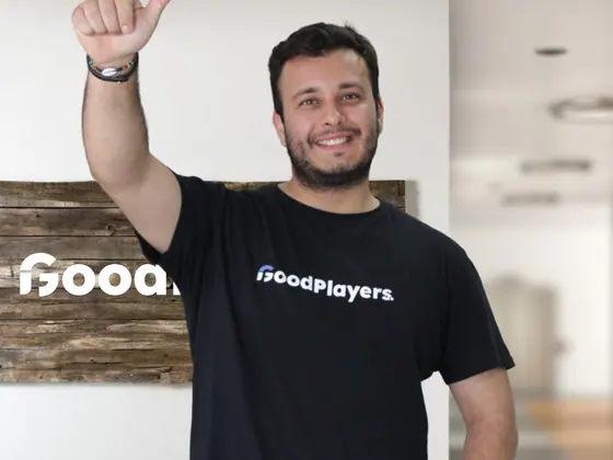 Tomás Ffrench-Davis con camiseta de GoodPlayers, con el pulgar arriba.