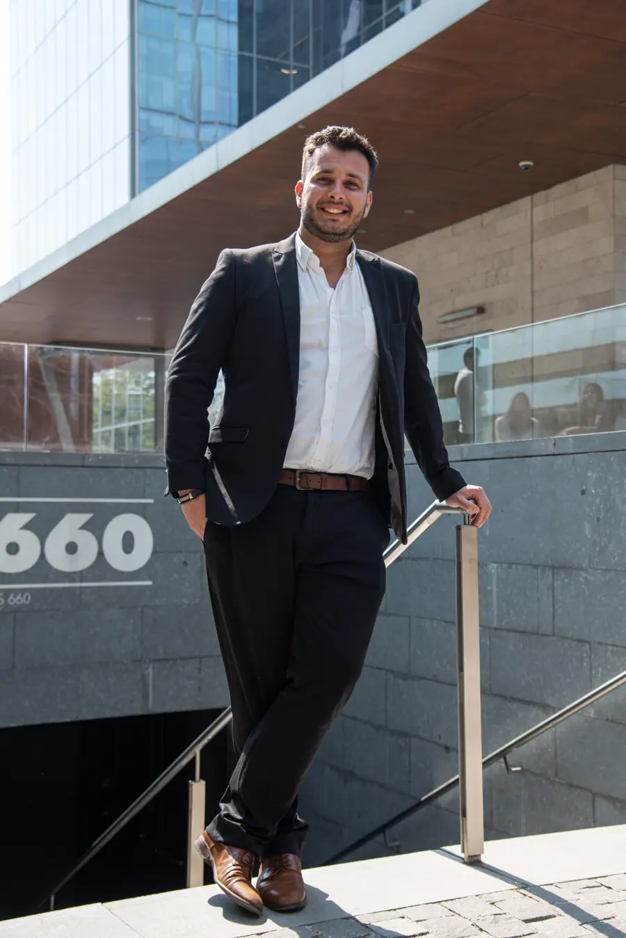 Tomás Ffrench-Davis de pie frente a un edificio de oficinas