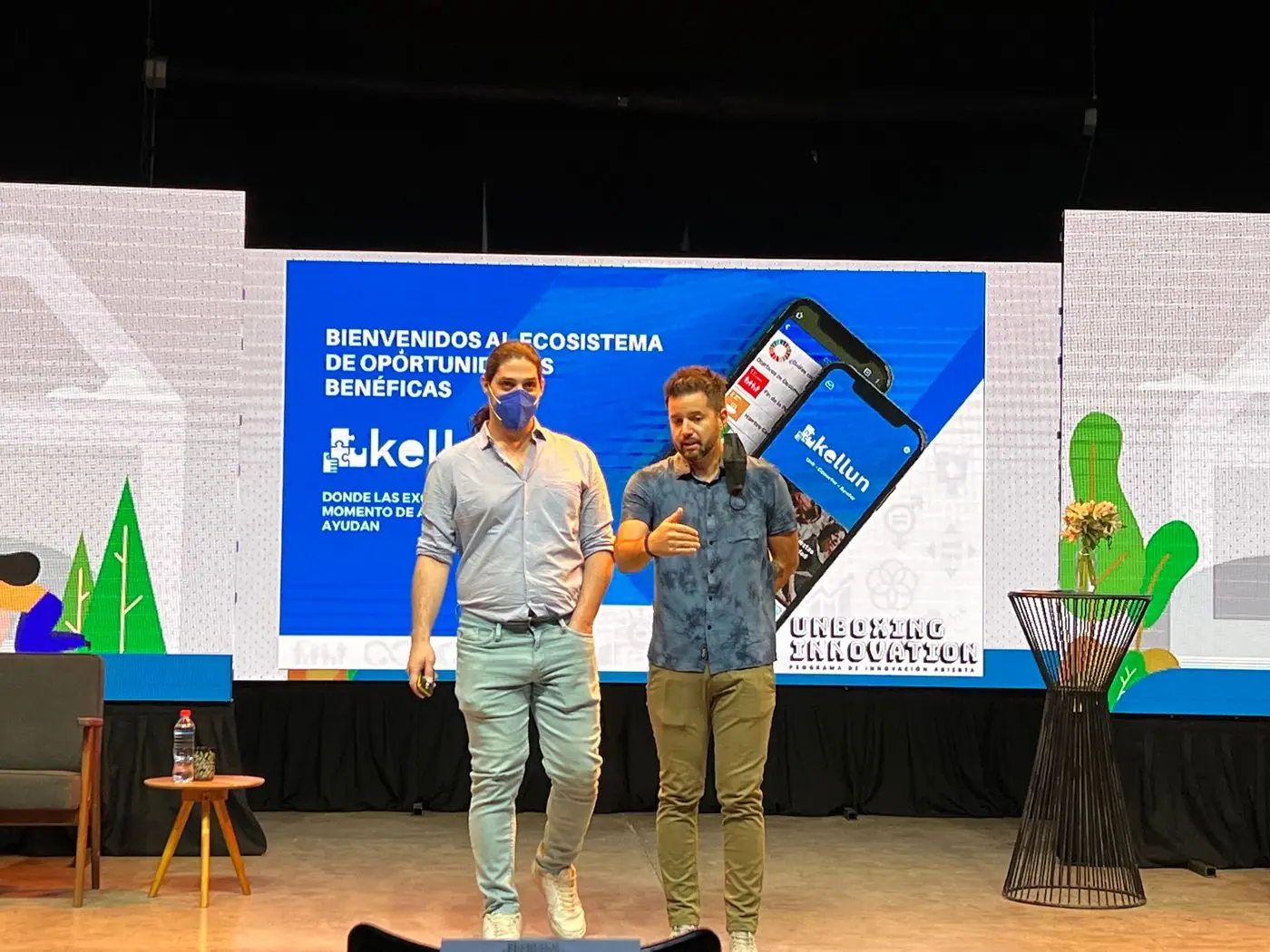 2 personas presentando Kellun en el escenario de Unboxing Innovation de Sodimac.